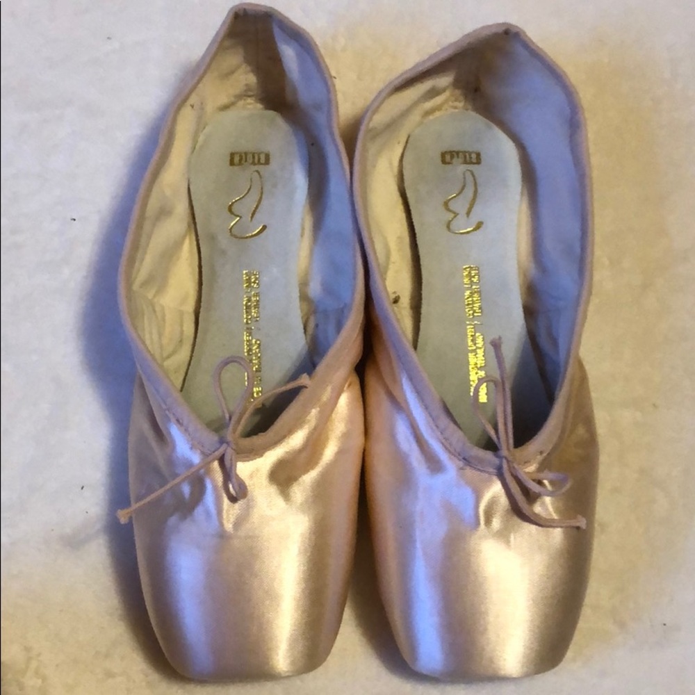 New Bloch pointe shoes, size 6 1/2, maker C